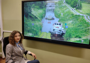 Uczennica prezentująca Kanał Elbląski na ekranie monitora